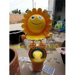 大型商场美陈新宠 玻璃钢装饰与卡通植物雕塑的创意制作